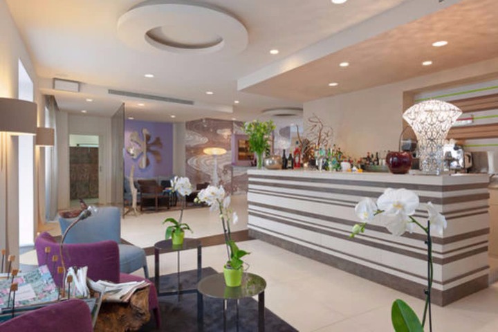 Lounge 53 of 83