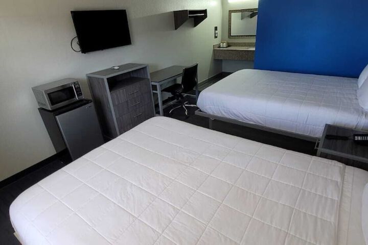 1 Queen Bed (2 of 9)