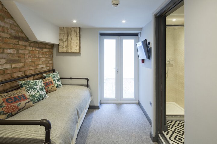 Room 3 of 113