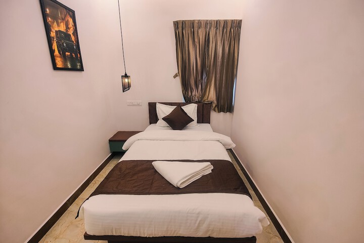 Room 13 of 32