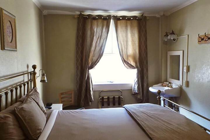Room 16 of 33
