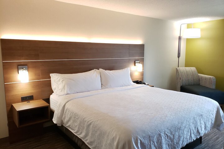 1 King Bed (4 of 11)