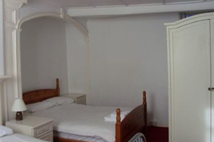 Room 6 of 12