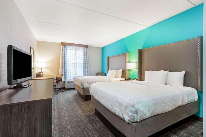 2 Queen Beds (2 of 10)