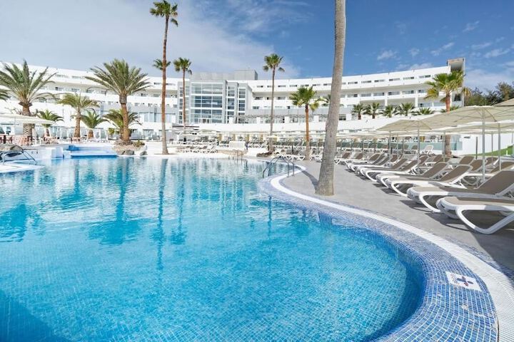 Hotel Pool