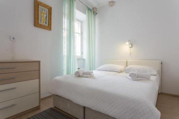 Room 4 of 5