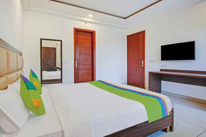 Room 10 of 32