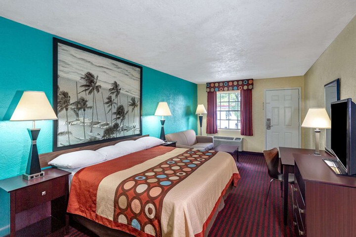 1 King Bed (7 of 10)