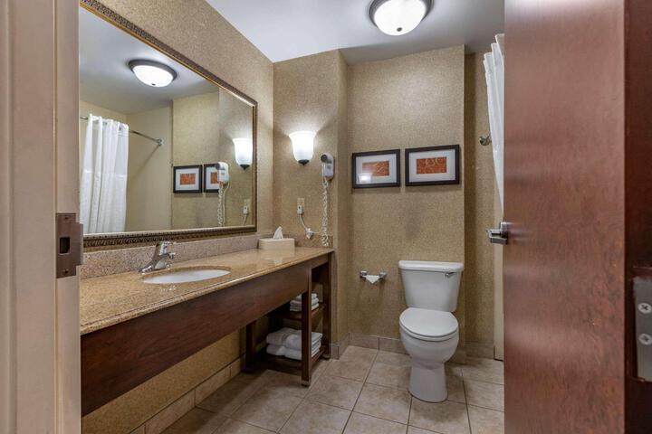 2 Queen Beds Accessible (8 of 9)