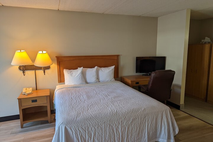 1 Queen Bed (1 of 14)