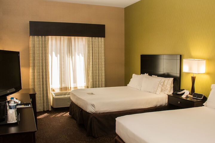 1 Queen Bed (14 of 18)