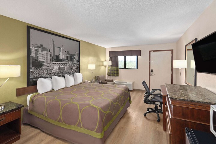 1 King Bed (3 of 8)