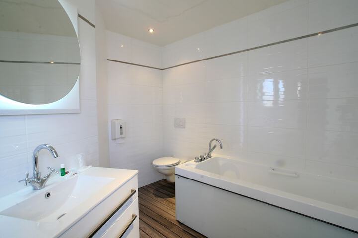 Room 2 of 38