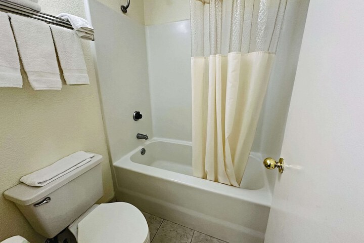 1 Queen Bed (6 of 13)