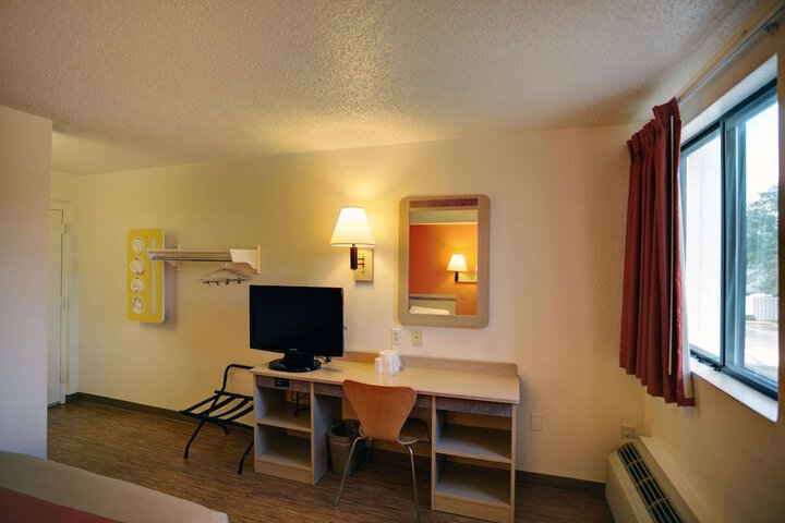1 Queen Bed (18 of 19)