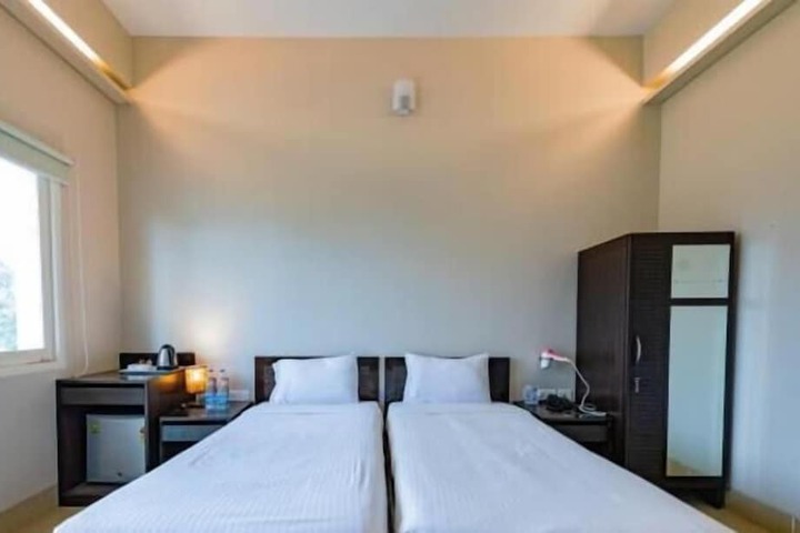 Room 11 of 24