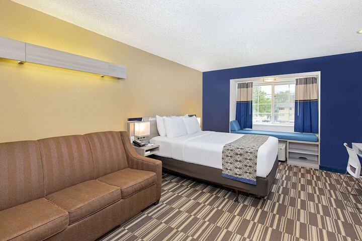 1 Queen Bed (4 of 27)