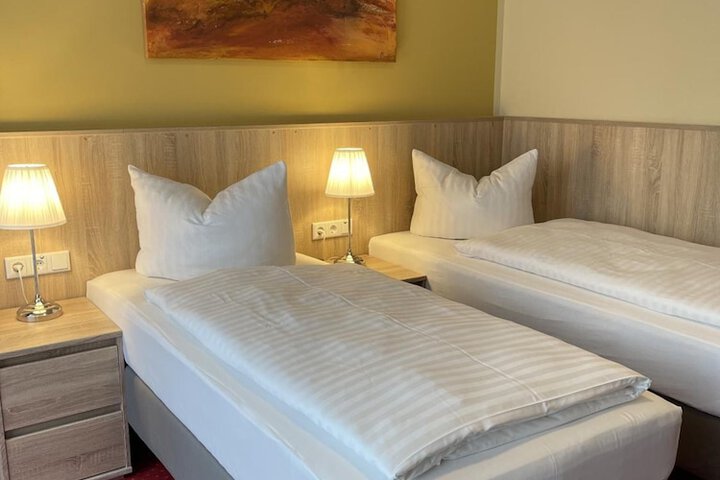Room 10 of 99