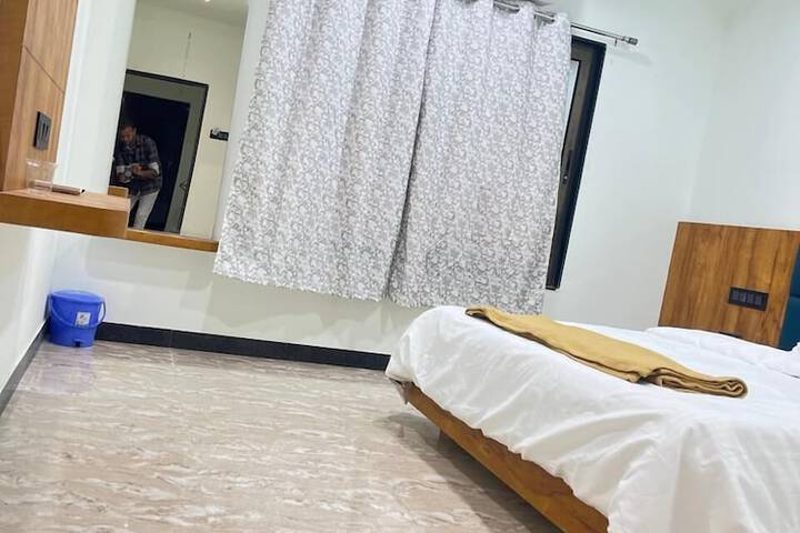 Room 4 of 7