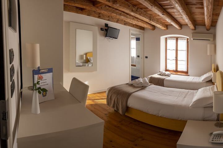 Room 17 of 34