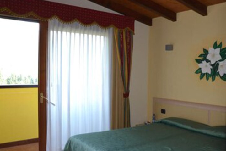 Room 12 of 21
