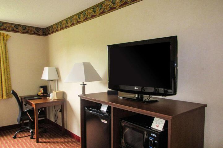1 Queen Bed (8 of 11)
