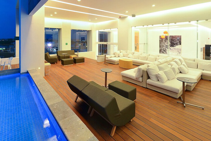 Lounge 32 of 52