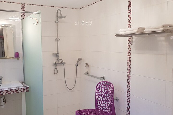 Room 7 of 16