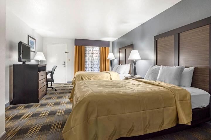 1 Queen Bed (6 of 19)
