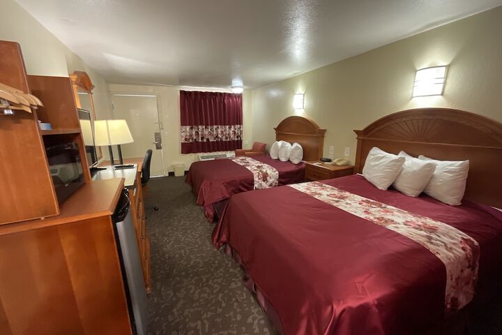 2 Queen Beds Accessible (3 of 17)