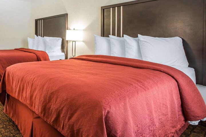 1 Queen Bed (8 of 13)
