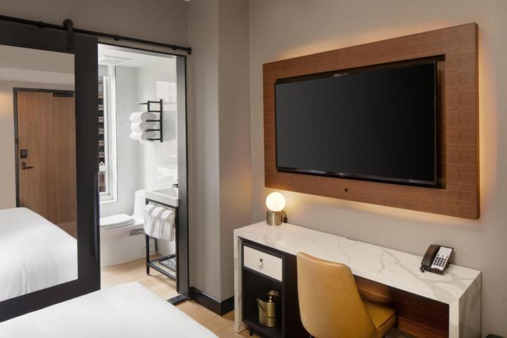 1 King Premium High Floor (4 of 12)