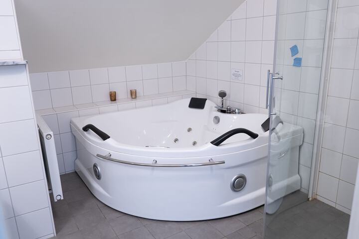 Jetted tub