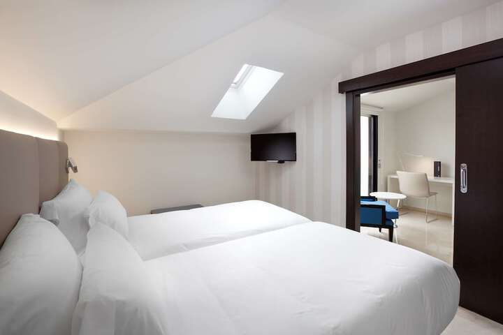 Room 10 of 27