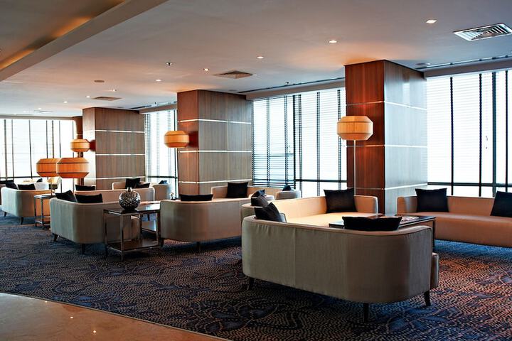 Lounge 154 of 180