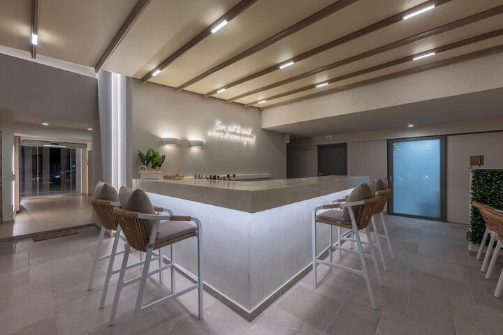 Lounge 65 of 73
