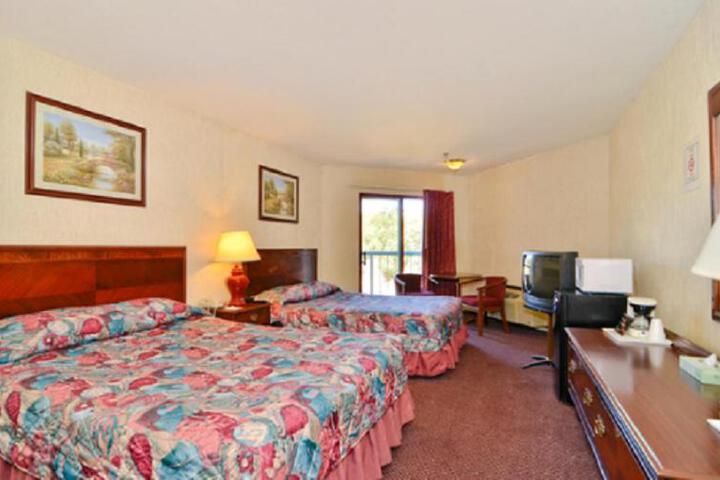 1 Queen Bed (1 of 7)