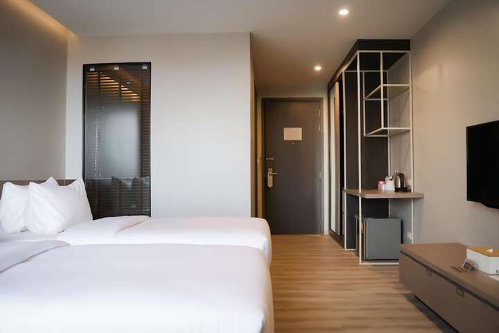 Room 10 of 80