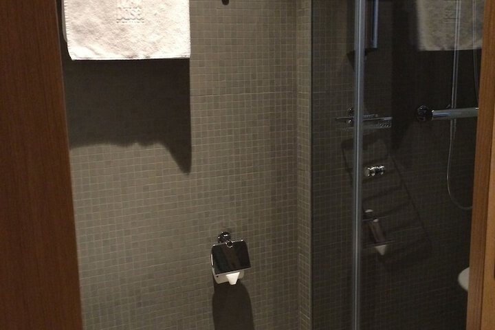 Room 32 of 60
