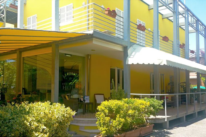 Hotel Exterior 26 of 30