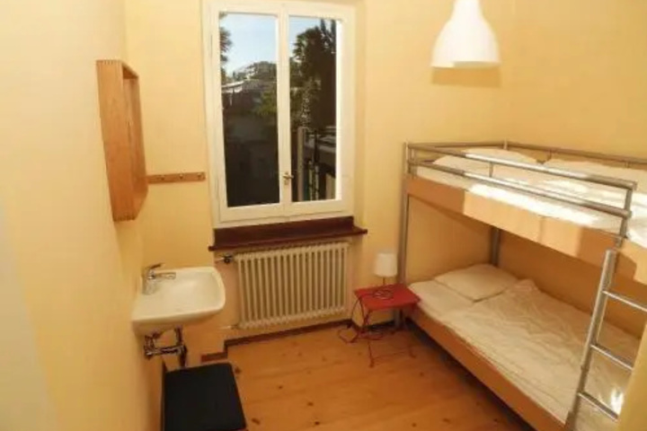 Room 4 of 10