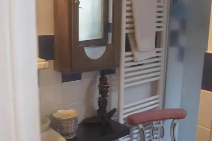 Room 6 of 18