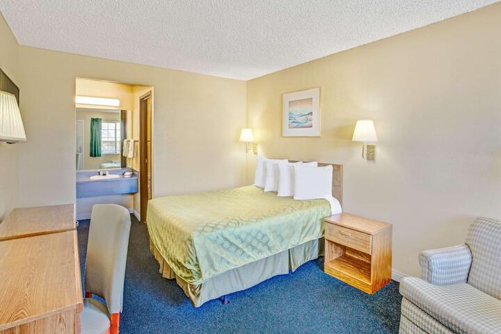 1 Queen Bed (3 of 11)