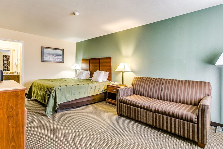 1 Queen Bed (4 of 5)