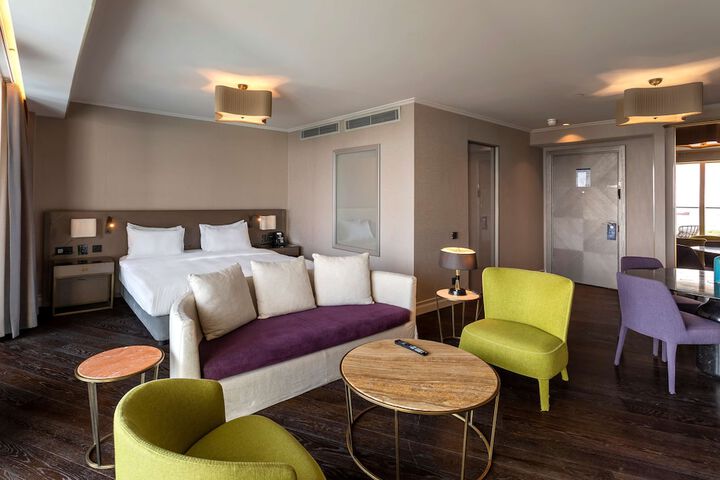 Room 30 of 153