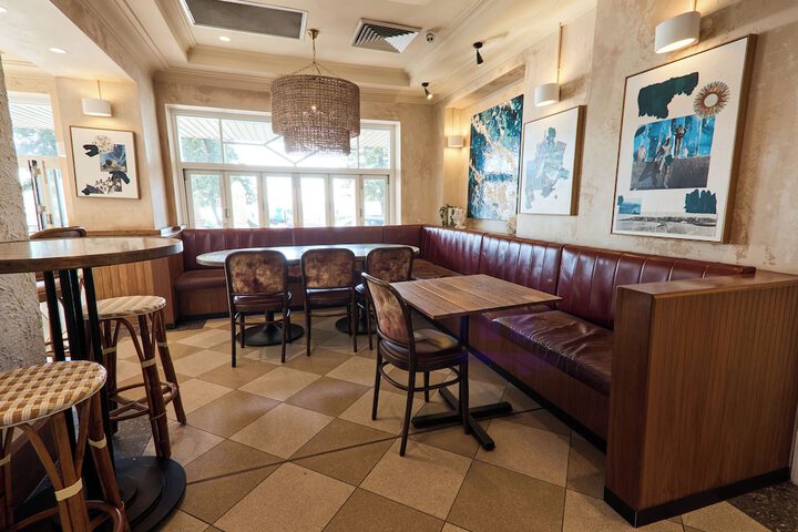 Lounge 56 of 87