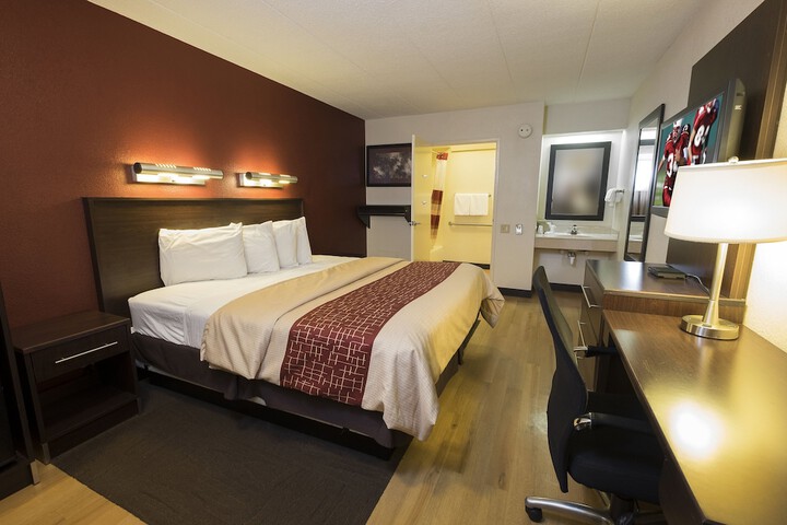 Deluxe King Bed (8 of 13)