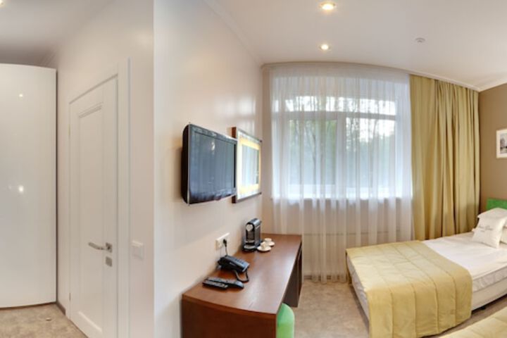 Room 13 of 42
