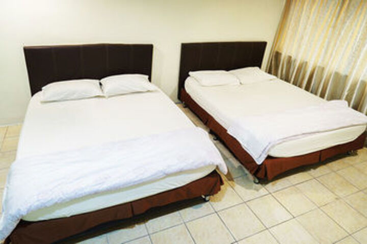 Room 5 of 10