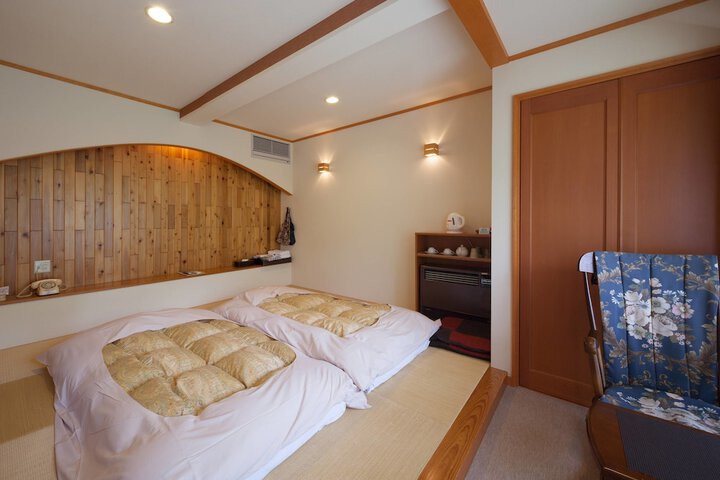 Room 6 of 33